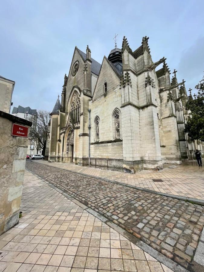 Le Cheverny Between The Banks Of The Loire And Old Apartment Tours